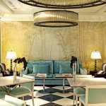 turquoise bank in gouden interieur
