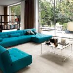 sofa z turkusowym salonem