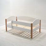 łóżeczko z drewnianymi bokami