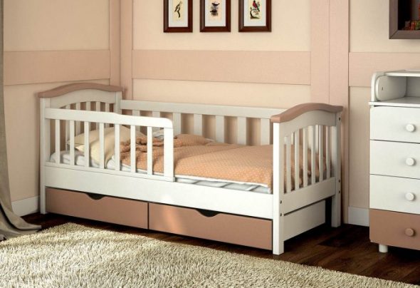 postel se stěnami v dětském pokoji