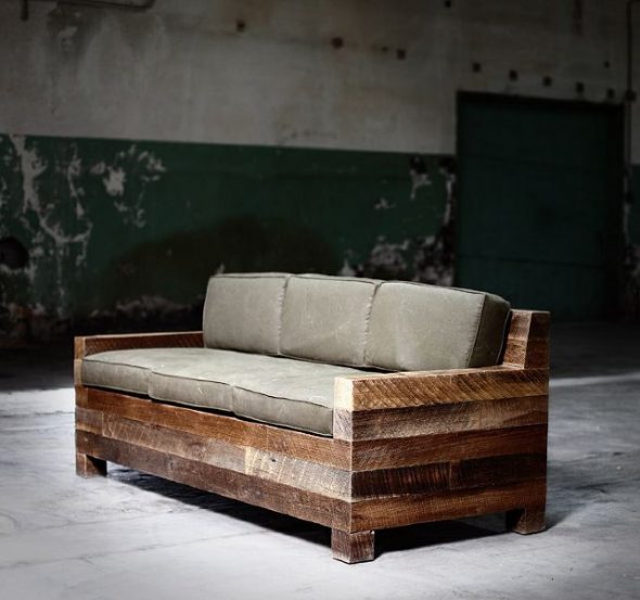 drewniana sofa w pokoju