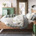 drewniane łóżko ikea