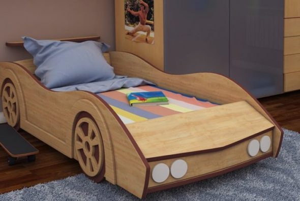 lovos automobilis pagamintas iš medžio