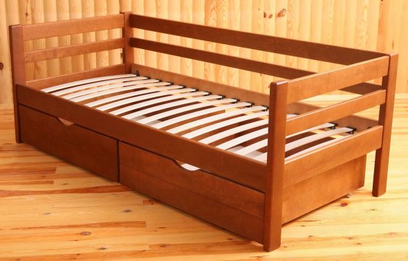 drewniane łóżko z listwami