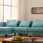 sofa w kolorze turkusowym w salonie