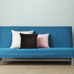 miegamoji sofa ir kelių spalvų pagalvės