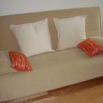 miegamoji sofa su pagalvėmis