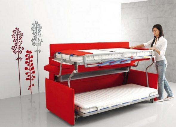 transformator z rozkładaną sofą dla małego mieszkania czerwony