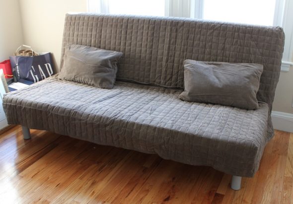 rozkładana sofa w domu