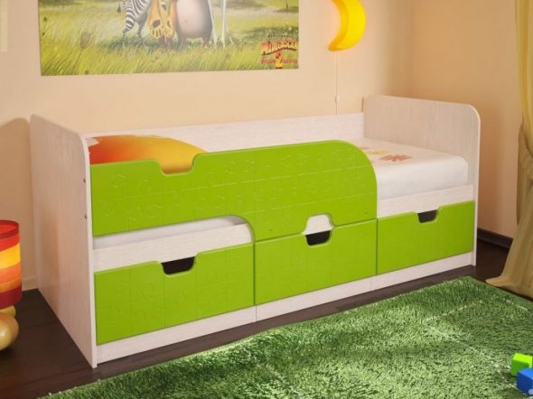 zelená postel delfín v dětském pokoji