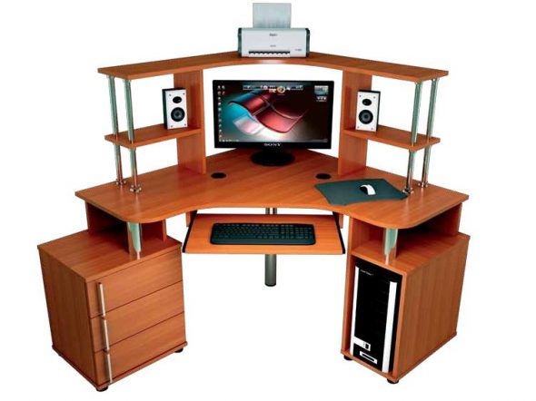 počítačový stůl v místnosti