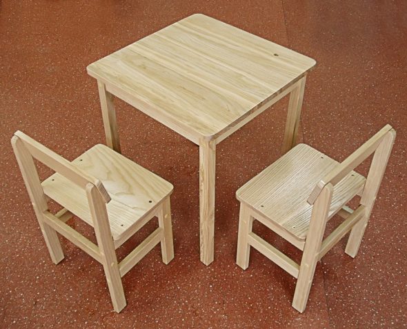 zestaw stół 2 krzesła dla dzieci z drzewa