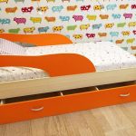 pomarańczowe łóżko delfin