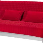 raudona miegamoji sofa kambaryje