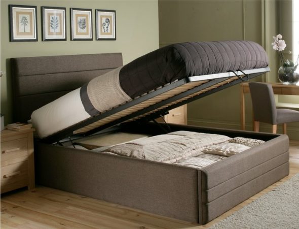 bed with a lifting mechanism