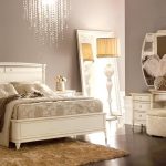 konforlu bir yatak odasında hafif mobilyalar