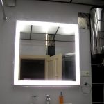lustro światła w łazience