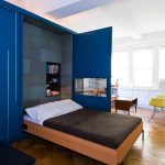 podwójne łóżko w niebieskiej szafie