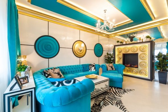 turquoise bank in de woonkamer
