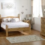 drewniane łóżko zdjęcie
