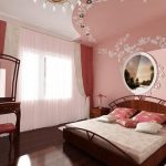 bračni krevet u ružičastoj spavaćoj sobi