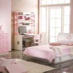 svijetlo ružičasta unutrašnjost spavaće sobe