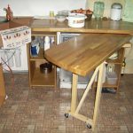 dřevěný výsuvný stůl v kuchyni