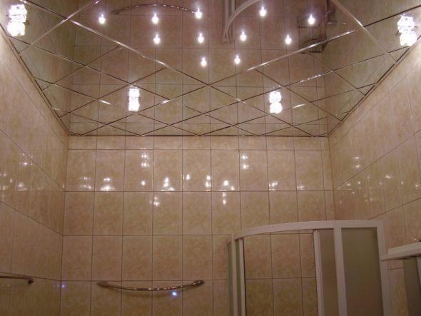 lustrzany sufit w łazience