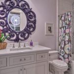 fioletowa rama lustra w łazience