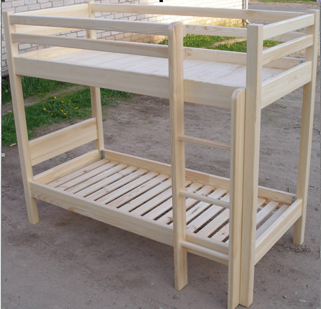 2 vrstvy dřevěných postelí