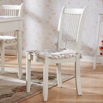 Bílé dřevěné židle (s polštáři)