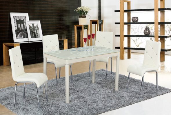 Бели столове със стъклена маса