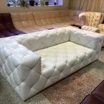 Bijeli kožni kauč