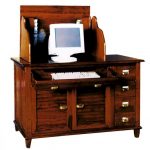 Drewniany stół komputerowy w stylu wiejskim