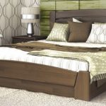 podwójne drewniane łóżko
