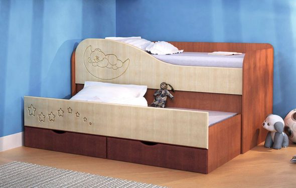 Children's bunk bed with pull-out section