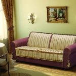 Katil sofa untuk kegunaan seharian dengan jalur ungu
