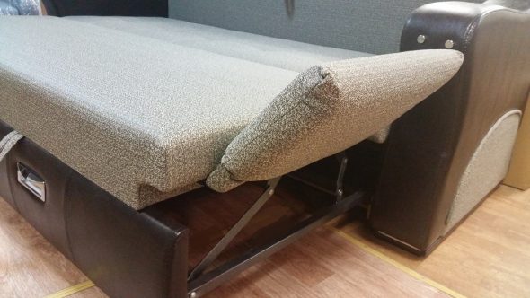 Stol i krevet na kauču