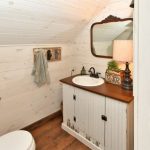 Provence tarzında tuvalette karakteristik yapay yaşlı mobilya