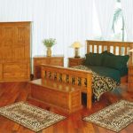 Konstgjort äldre möbler i sovrummet foto