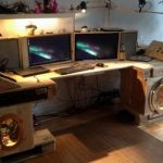 Steampunk stiliaus kompiuterio stalas