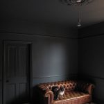 ruskea sohva olohuone
