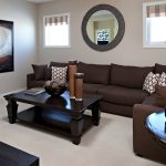 kayumanggi sofa sa living room