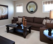 kayumanggi sofa sa living room