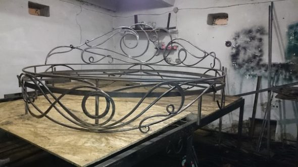 Kované železné postele, kulaté