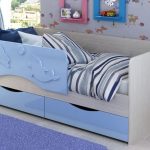 Łóżko Dolphin z niebieskimi pudełkami