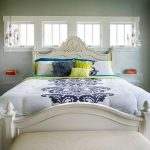 białe łóżko z litego drewna