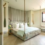 postel dřevěný interiér