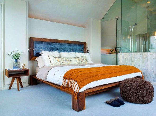 naka-istilong wooden bed