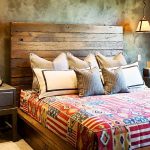 drewniane łóżko we wnętrzu sypialni